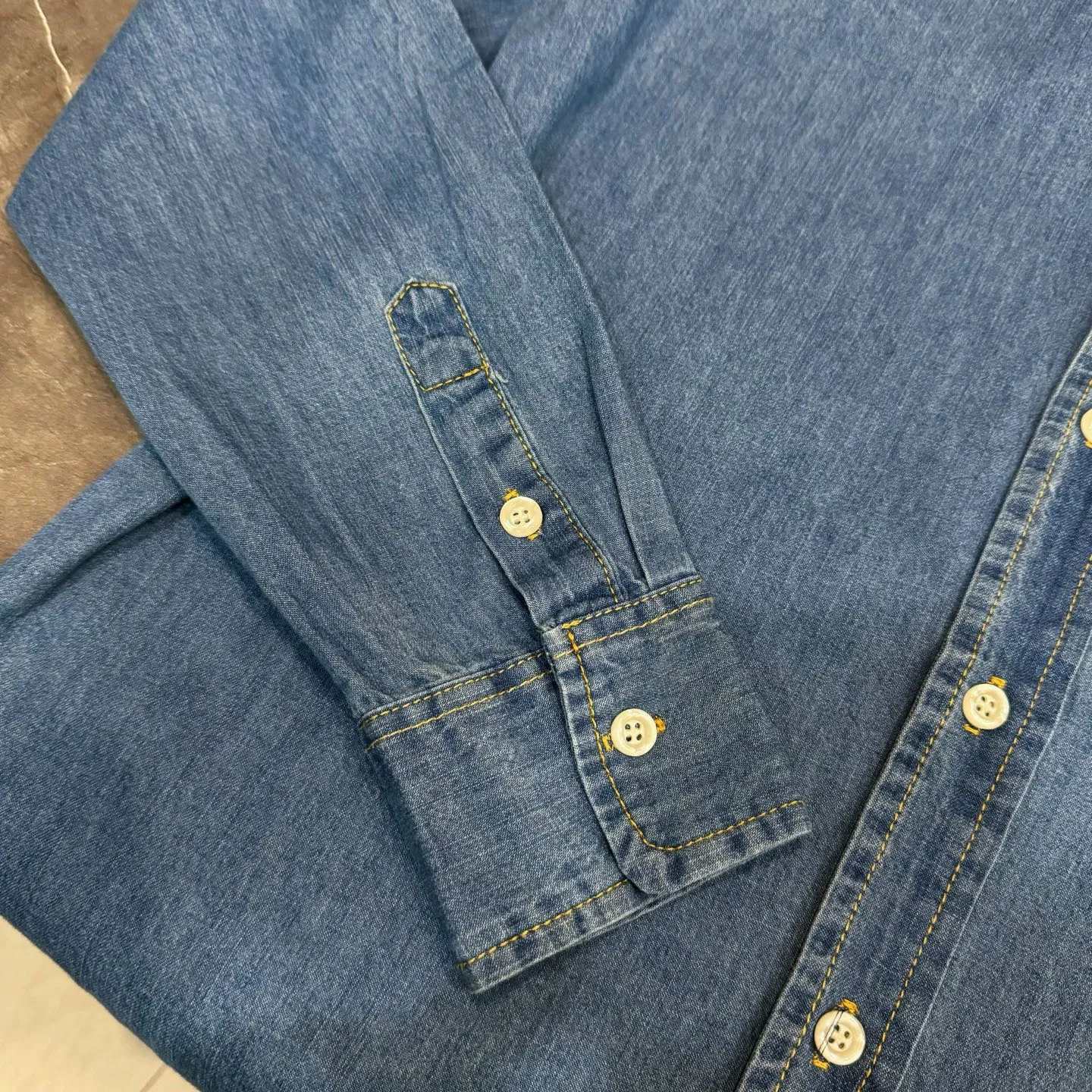 P210 model number Y56 Raff war horse small label embroidered denim shirt. Multiple designs. Fundraising for half a month. Made with conscience. 280 grams of high-quality pure cotton bamboo denim shirt fabric. Customized original laser letter buttons. Internet celebrity hot style. Imported machine. Full genuine embroidery small label. Large factory flow workmanship. Neat and orderly needlework. Loose os version. Versatile style. Couple style. Tag. Hanging grain. Washed. Main wheat. Packaging. Full set of accessories📦 All details are real shots without beauty filters. Buy with confidence📷 colour: denim blue size: s m l xl